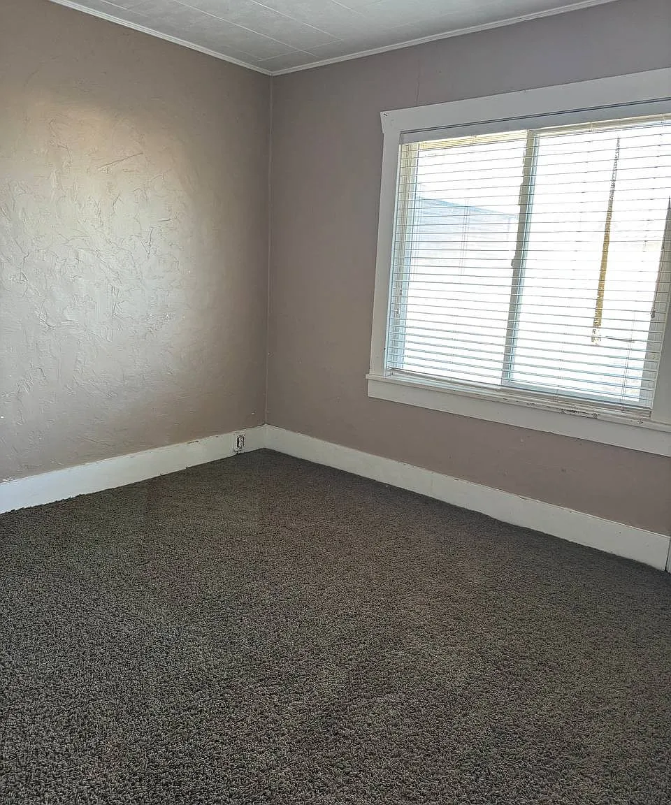 137 E Center St - Urrey Property Managment — Photo 3