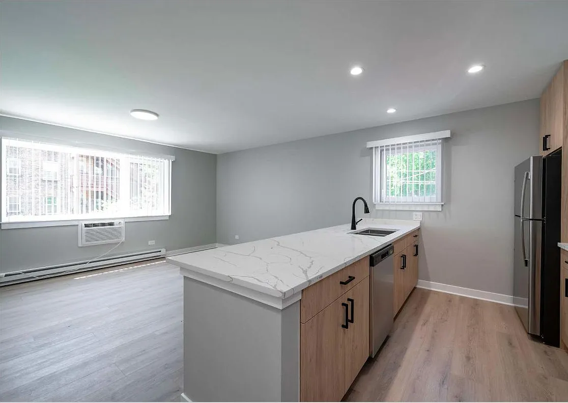 312 N Austin Blvd - 3W — Photo 4