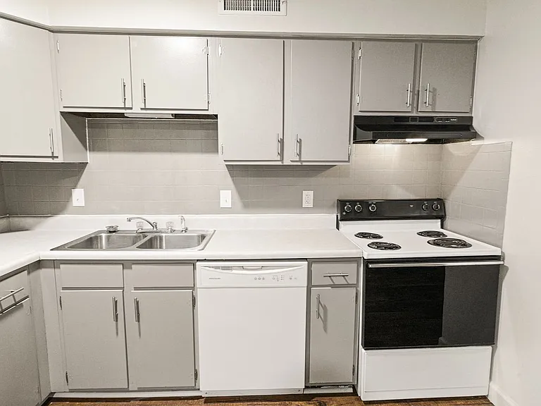 Green Door Apartments — Photo 162