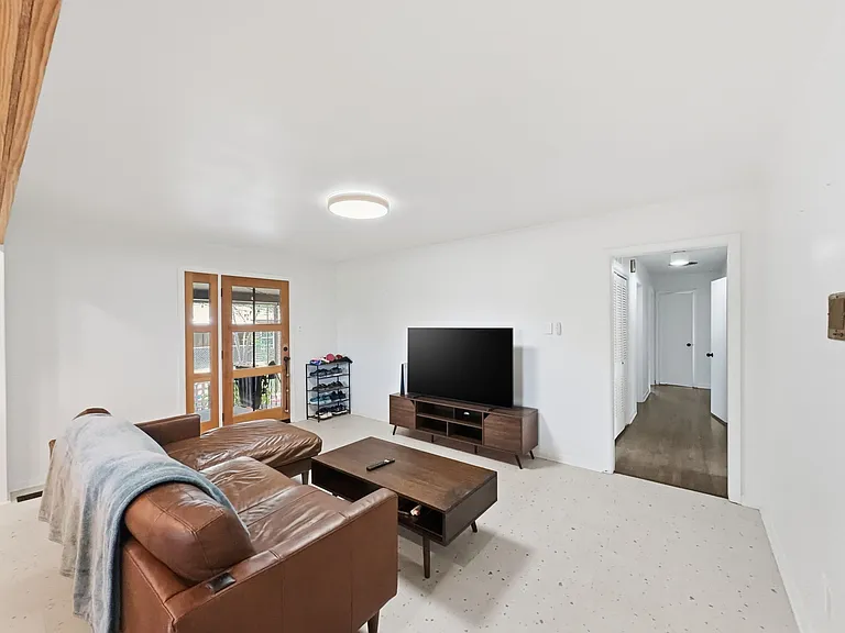 2137 Lenamon St — Photo 10
