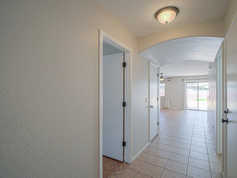 305 W Settlers Trl — Photo 2