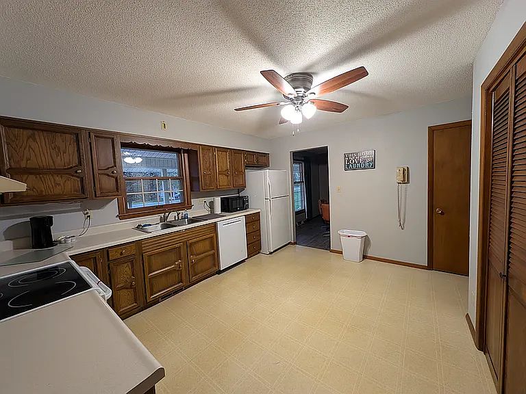 「ただ単に園」 7317 Selzer Rd, Fairfax, IA 52228 | Zillow