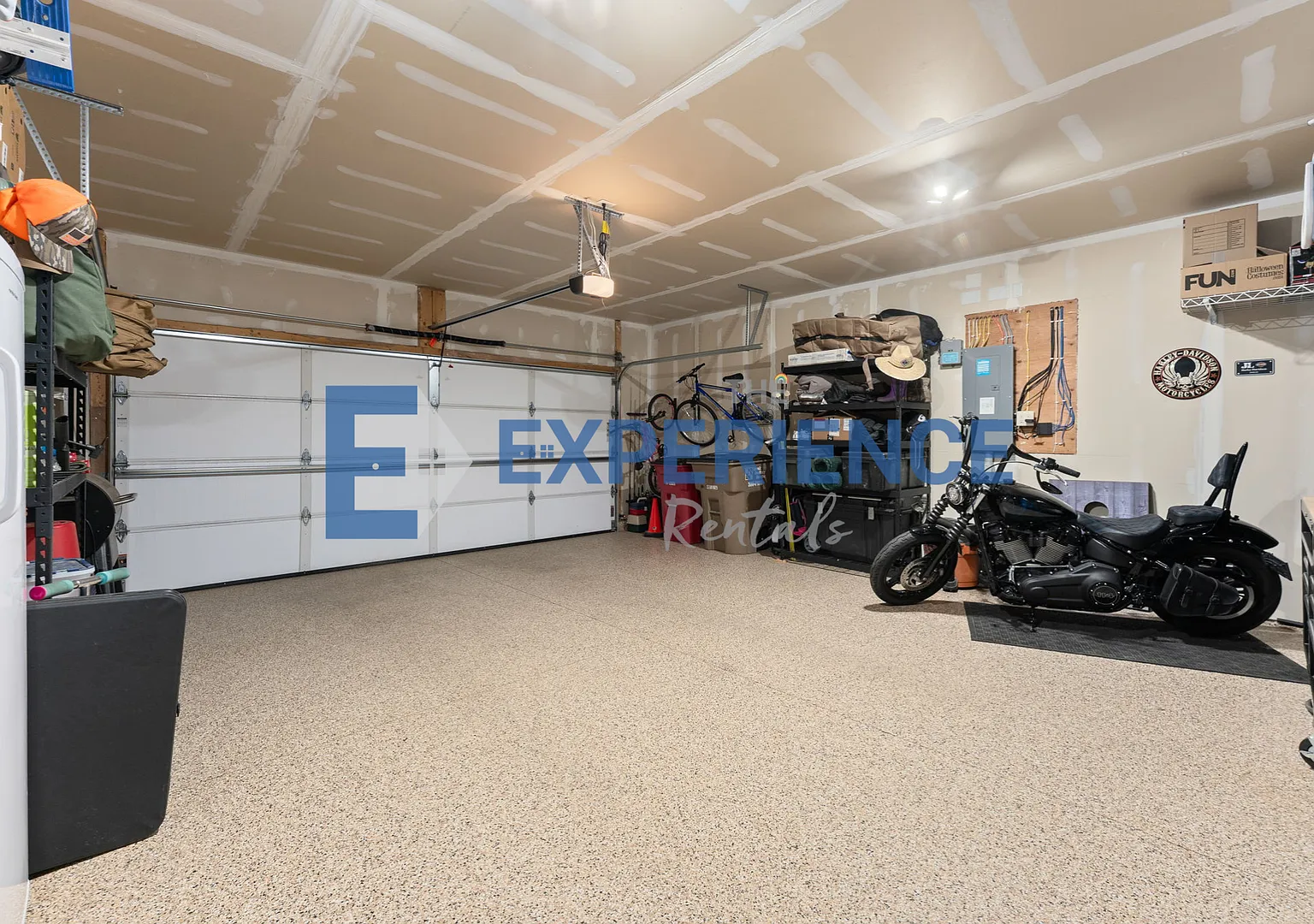 Spacious 3-Bedroom End-Unit Townhome with Main-Level Primary Suite! — Photo 3
