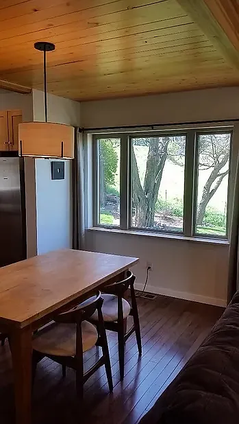 3 bed, 2.5 bath, 1550 sqft, $2,400 — Photo 2