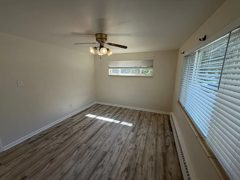 715 Moore St — Photo 11