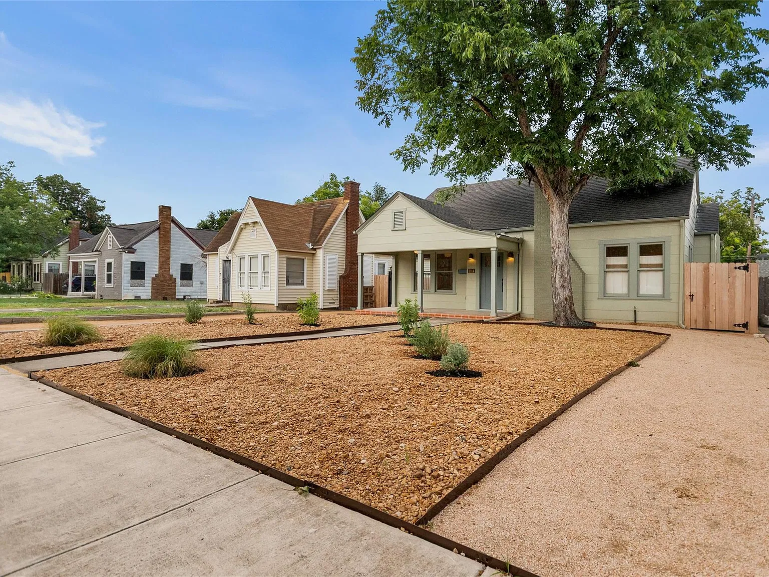 2 bed, 1.0 bath, 1316 sqft, $2,450 — Photo 2
