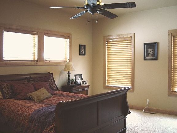 5th image of 410 Karen Ln