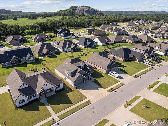 4th image of 2958 N Dogwood Dr