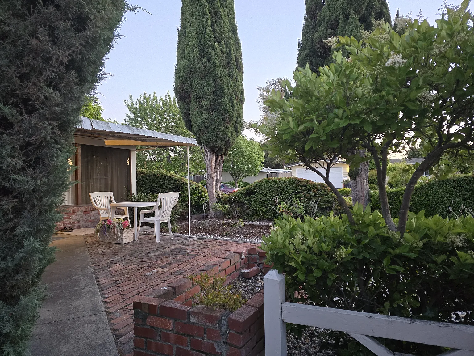 887 Lakewood Dr — Photo 2