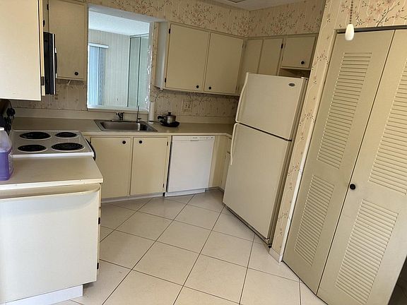 5th image of 7286 Huntington Lane #303