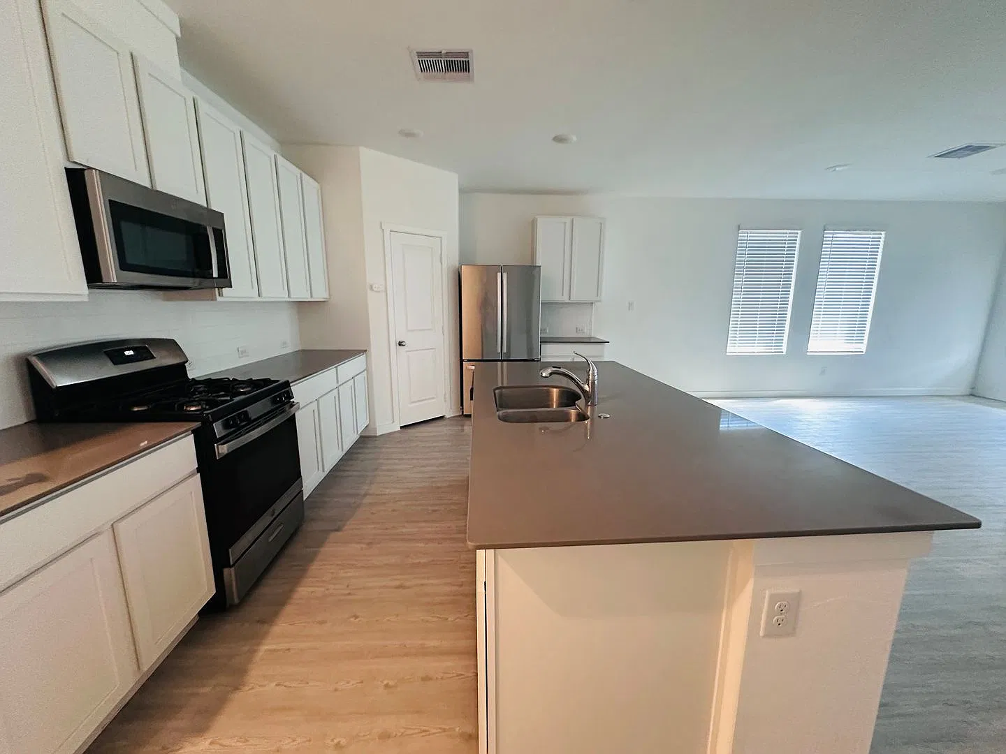 Gorgeous 4 bedroom home near Lexington Middle School — Photo 2
