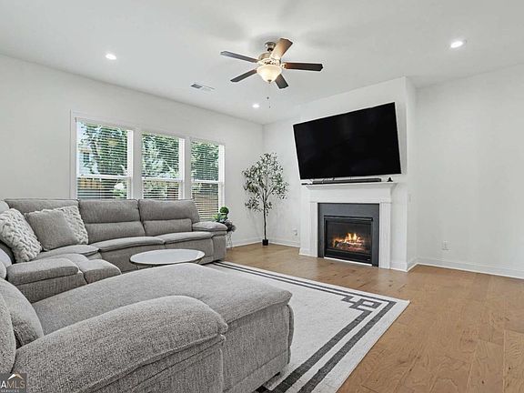 4th image of 2812 Girard Ln