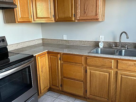 5th image of 42 Vineyard St