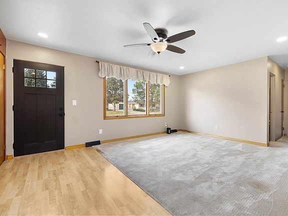 4th image of 728 19th Ave SW