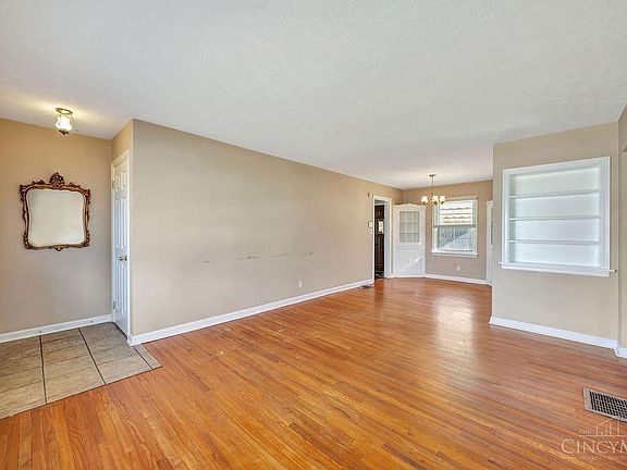 3rd image of 374 Fernway Dr