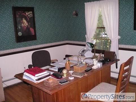 4th image of 10 Woodbine Ln
