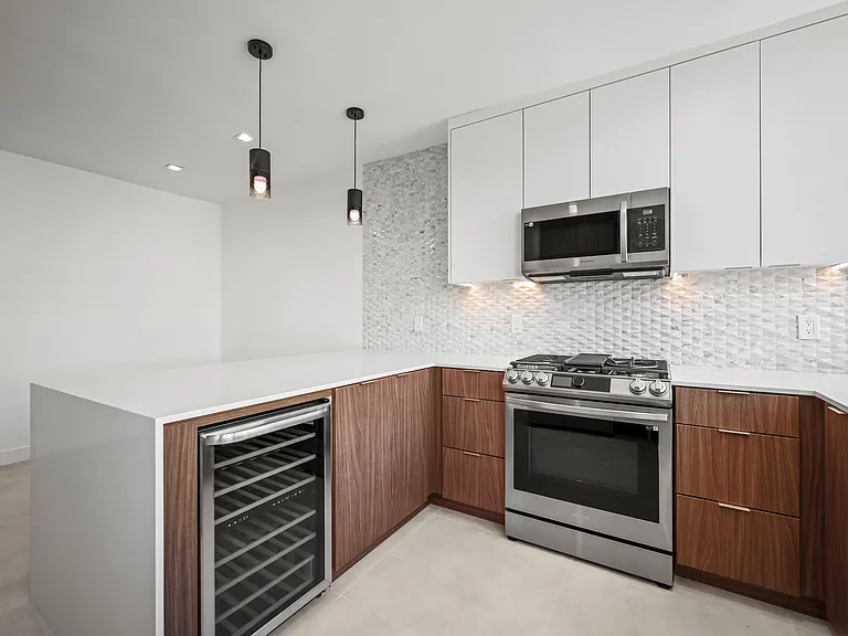 137 S Maple Dr #301 — Photo 3