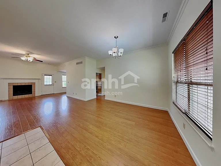 559 Prince Dr — Photo 5