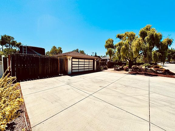 2nd image of 820 Encino Dr