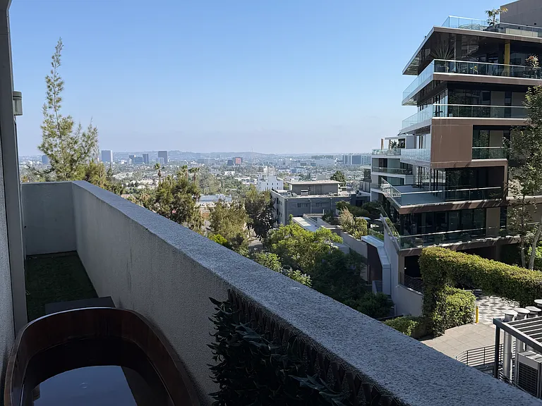 8455 De Longpre Ave — Photo 27
