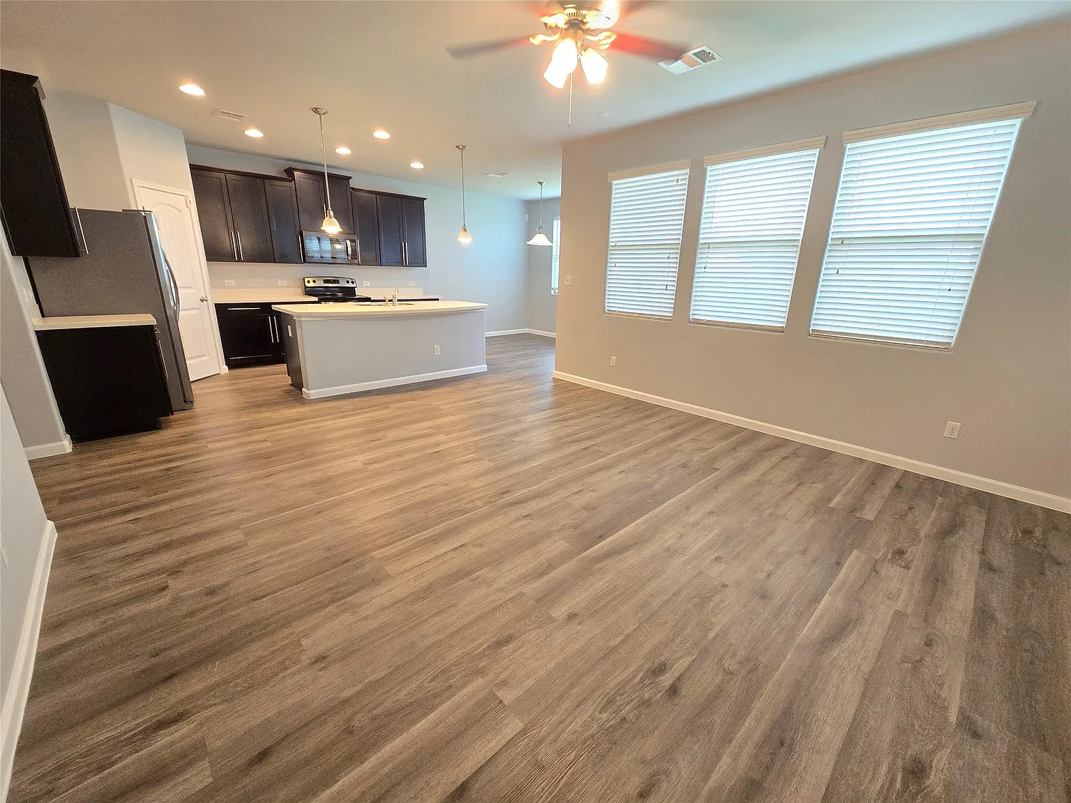 3 bed, 2.5 bath, 2276 sqft, $2,050 — Photo 2