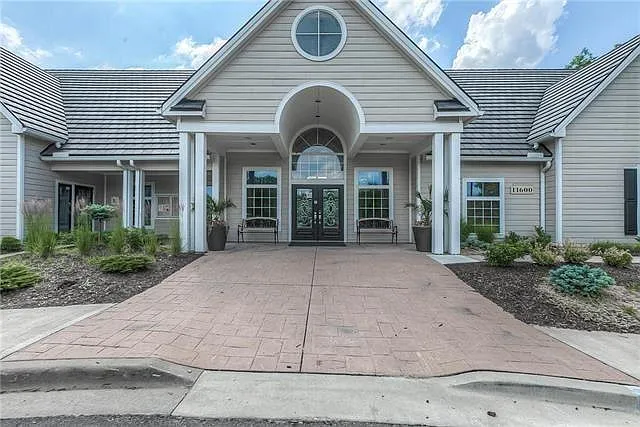 11610 Tomahawk Creek Pkwy — Photo 24