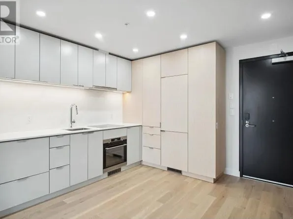 239 Keefer St #502, Vancouver, BC V6A 1X6