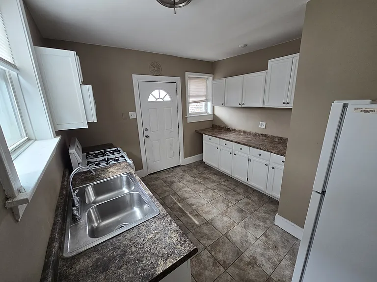 10718 S Avenue C #3 — Photo 3