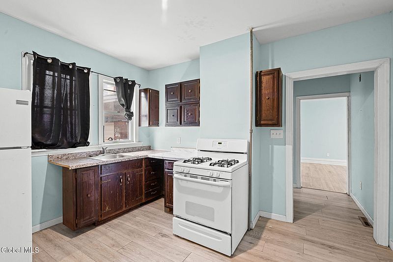 4th image of 114 Victory Avenue