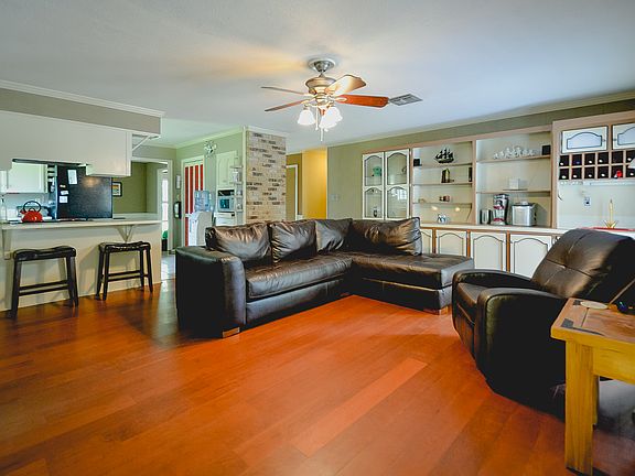 2nd image of 1005 Charles Dr