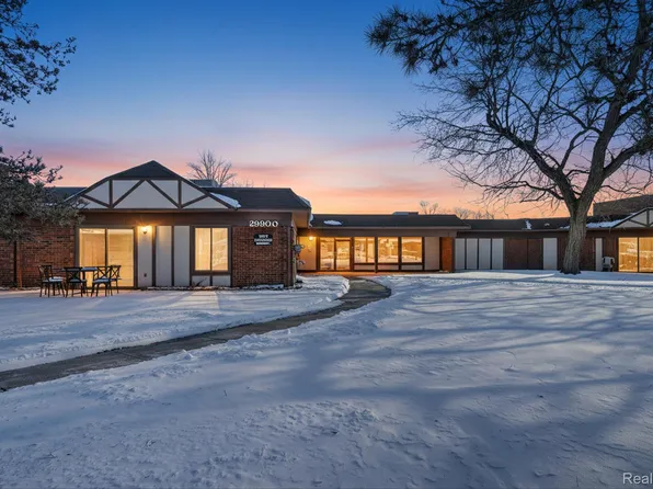 29900 N Grand Oaks Dr, Warren, MI 48092