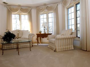 25 Ambriance Dr, Burr Ridge, IL 60527