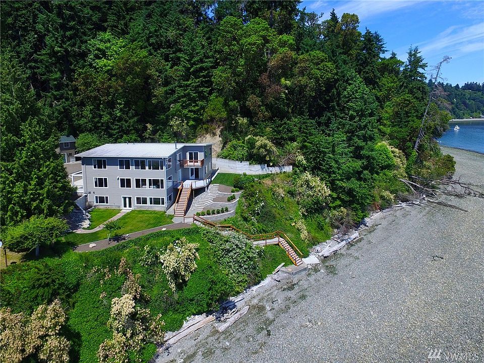 North End Waterfront With Stunning Views