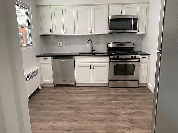4th image of 22124 Hartland Ave