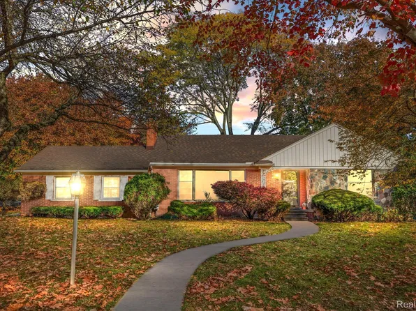 18682 Cambridge Blvd, Lathrup Village, MI 48076