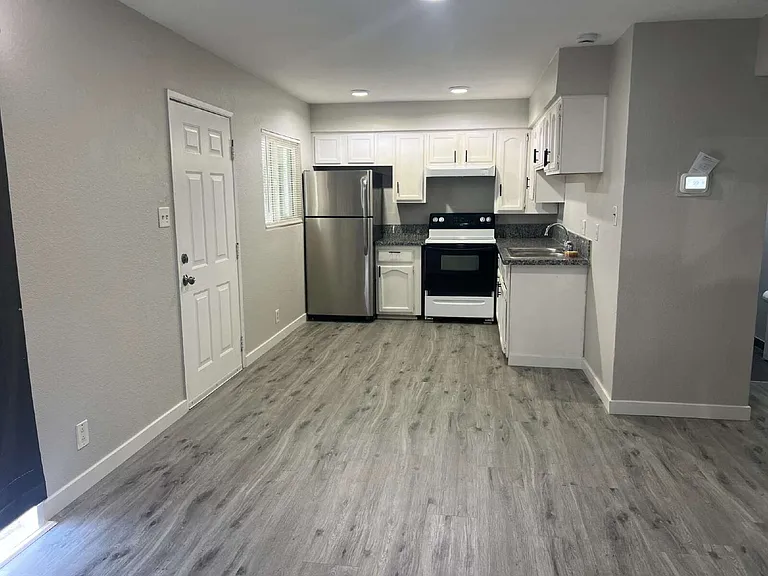 3350 Cambridge St #4 — Photo 8