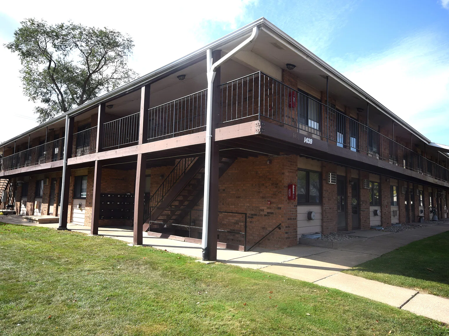 1439 South Commercial Street — Photo 1