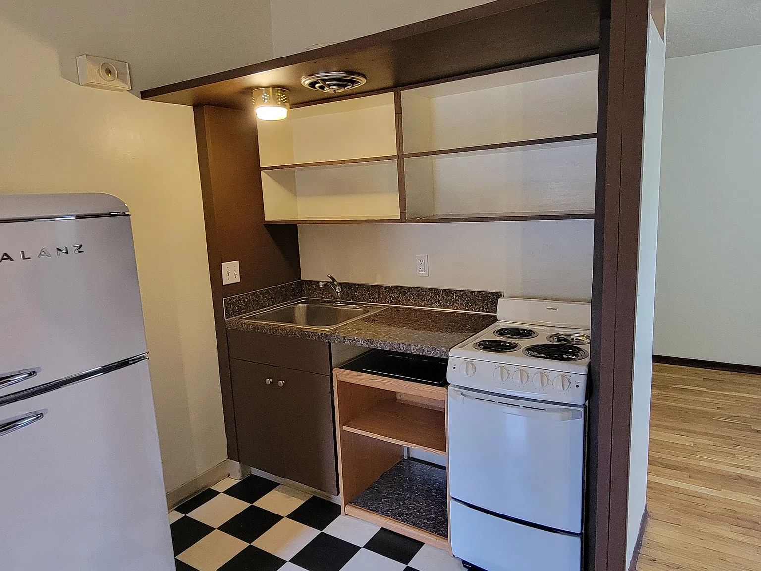 Studio, 375 sqft, $1,075 — Photo 3