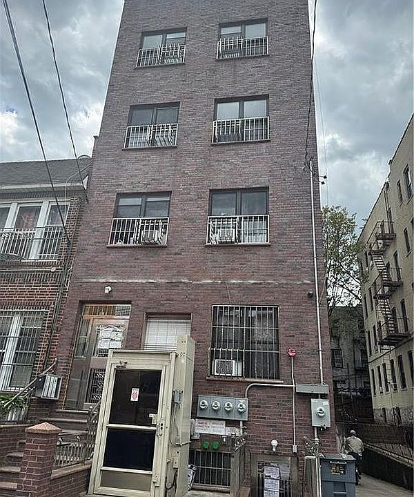 1st image of 916 41st St