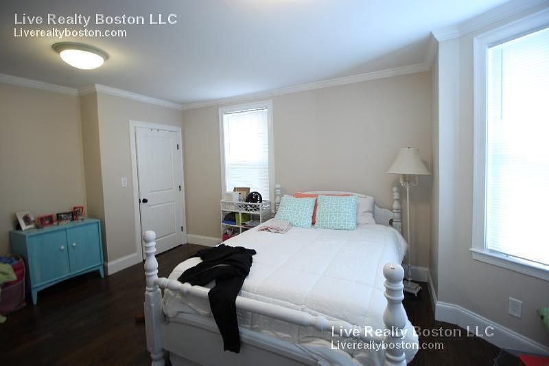 2nd image of 463 Park Dr APT 7R