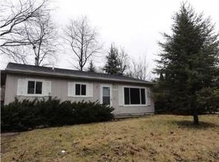 299 Glenmoor Dr, Whitmore Lake, MI 48189
