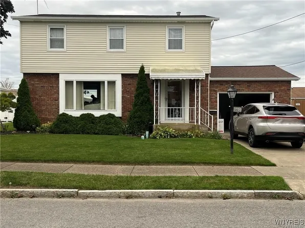 1653 Caravelle Dr, Niagara Falls, NY 14304