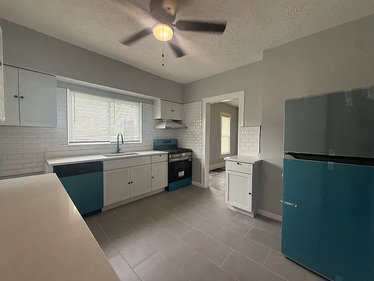 1435 W 50th St — Photo 5