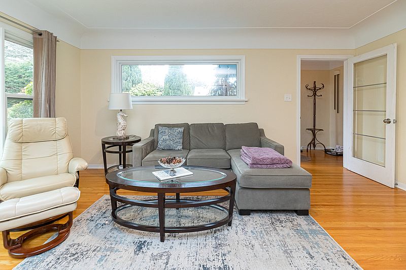 Saanich House for rent - 3 Bedrooms — photo 3