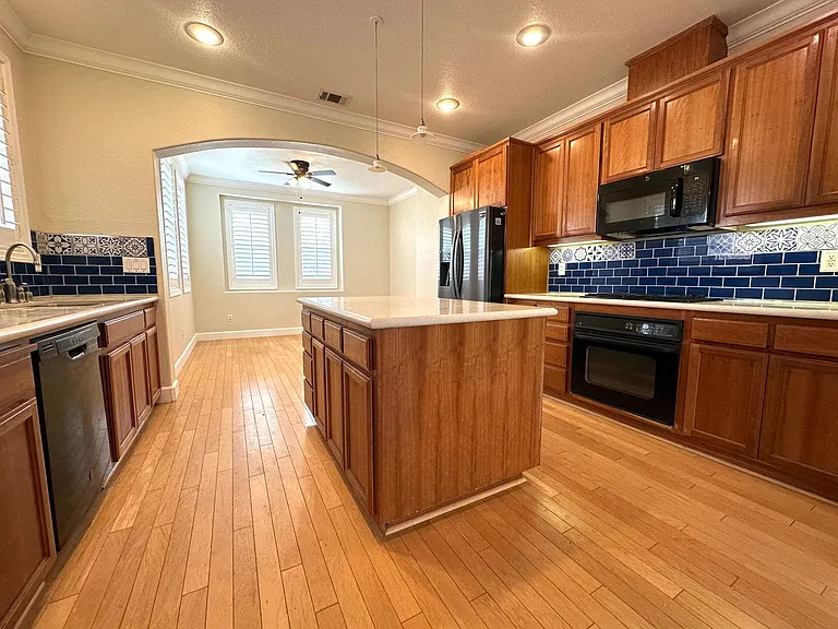 402 Albrecht St — Photo 10