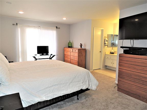 5th image of 18631 Collins St APT 19