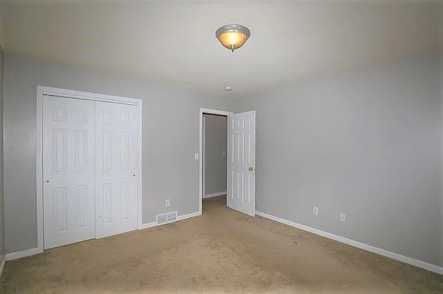 4 Round Table Rd — Photo 13