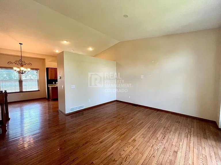 1313 Coolcrest Dr — Photo 3