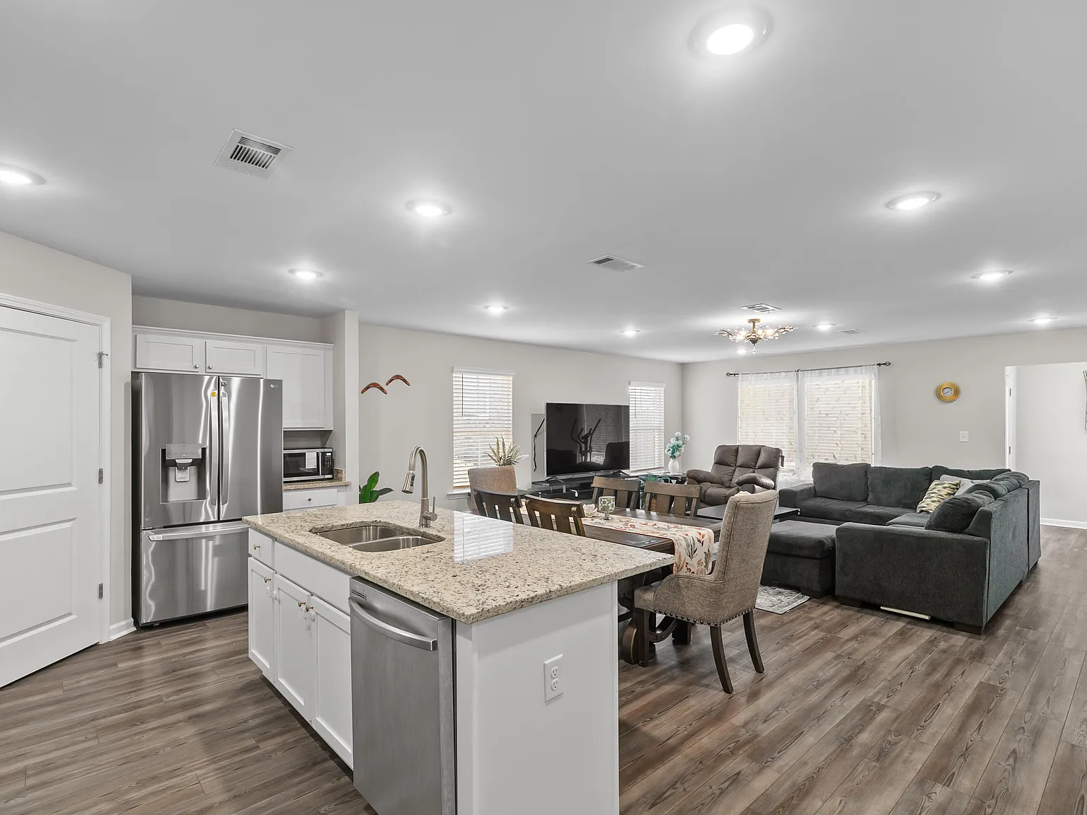 3 bed, 1799 sqft, $1,800 — Photo 3