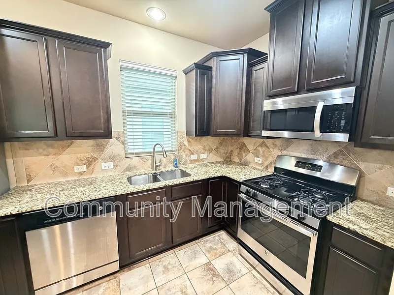 3 bed, 2.0 bath, 1631 sqft, $2,295 — Photo 2